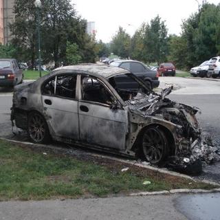 V Petržalke zapálili BMW,