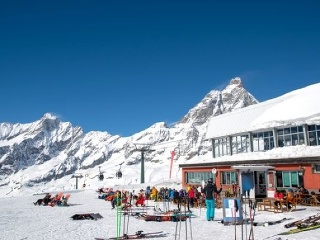 Turisti zaplavili obľúbené lyžiarske