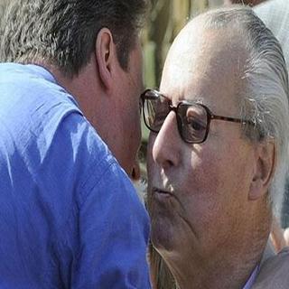 Britskému premiérovi Cameronovi zomrel