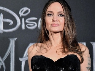 FOTO Angelina Jolie predáva