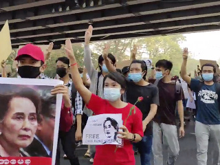 Protestujúci v Mjanmarsku