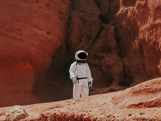 Žena z Marsu prináša