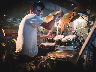 Bubeník Martin Kukačka prichádza