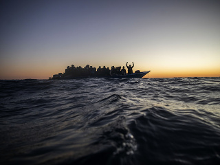 Loď plná migrantov dostala