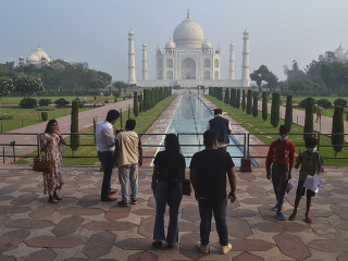 Malá skupina indických turistov