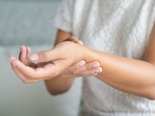 ČIARY na zápästí prezradia