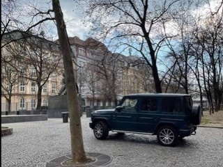 Na “hulváta.” Luxusné auto