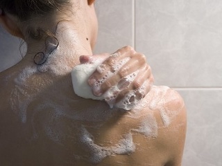 Dermatológovia odmietajú každodenné SPRCHOVANIE: