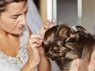 Eliška tvorí krásne účesy