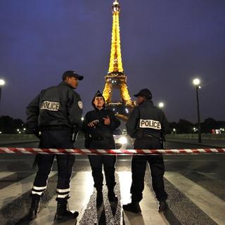 Eiffelovku evakuovali pre bombovú