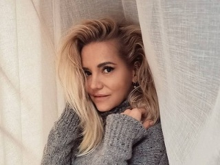 Speváčka Dara Rolins vyzerá