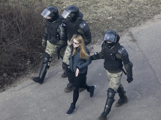 Bieloruská polícia zadržala najmenej
