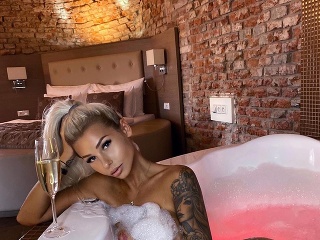 Nikola oplýva sexepílom ale