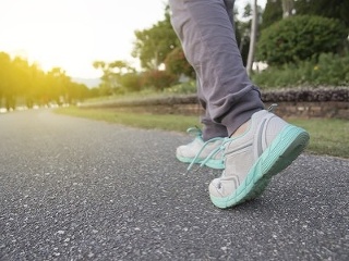 NAJČASTEJŠIE chyby pri chôdzi: