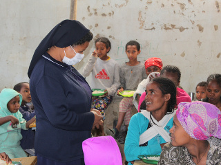 Matky s deťmi v provizórnom centre pre vnútorných vysídlencov v Mekelle zriadenom v miestnej škole
