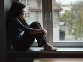 KORONAVÍRUS Zúfalá žena (30)