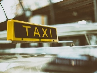 Mladíkovi ráno objednali taxík: