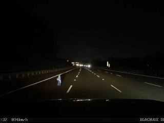 VIDEO Mladík na diaľnici