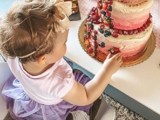 Dcérka Katky Jakeš, Izabelka,