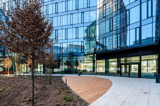 Kancelársky trh ožíva, potvrdzuje