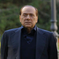 Berlusconiho popularita za dva
