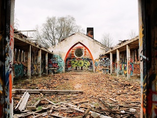 Opustený vojenský sklad vyvoláva