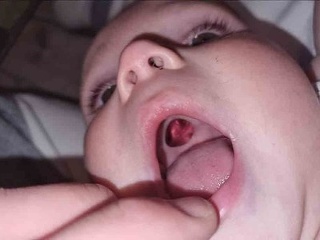 Keď zbadala synovi v