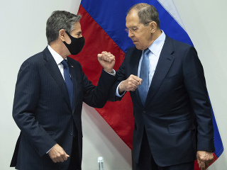 ruský minister zahraničných vecí Sergev Lavrov a šéf americkej diplomancie Antony Blinken
