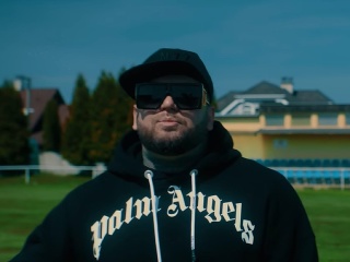 Kali vyhľadáva kľud a