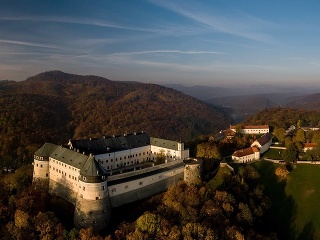 Hrad Červený Kameň stojí