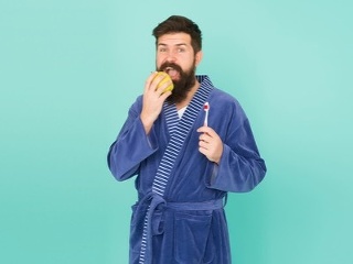 Čistením ZUBOV si mnohí