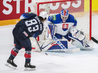 Conor Garland (USA) strieľa