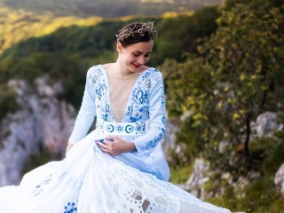 Jarkine šaty obdivujú v