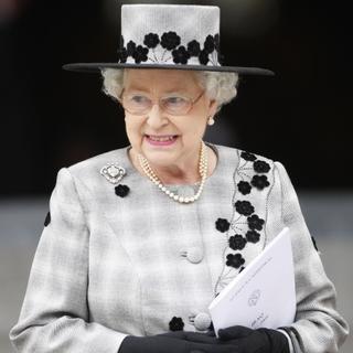 Britská kráľovná drží krok