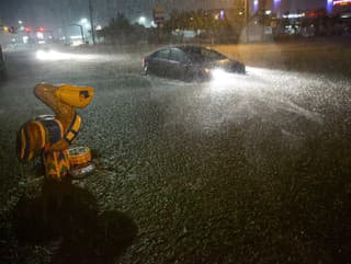 Motoristi jazdia po zatopenom