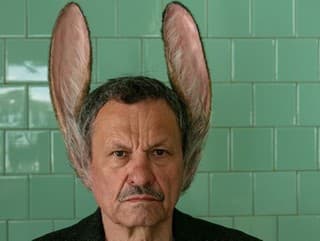 Muž so zajačími ušami