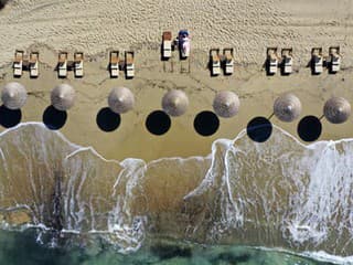 Žena sa opaľuje na