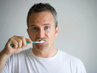 ČISTENÍM zubov k BOLESTIAM: