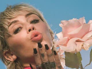 Miley Cyrus spieva Nothing