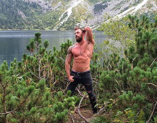 Peter vyštudoval psychológiu, pomáha