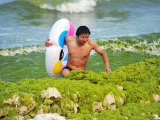 Obľúbenú čínsku pláž zaplavili