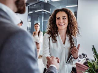 Využite neverbálnu komunikáciu vo