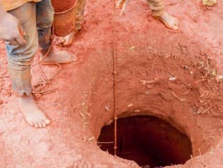 VIDEO Robotníci kopali studňu,