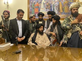 Bojovníci Talibanu preberajú kontrolu