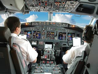 Dvaja piloti počas letu