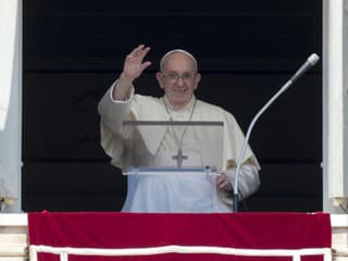Pápež František kýva ľuďom