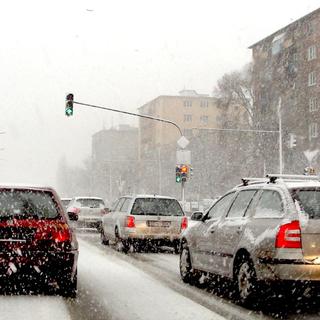 Sneh v Bratislave spomalil