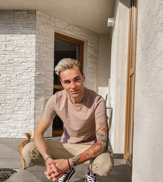 Známy kaderník sa stará