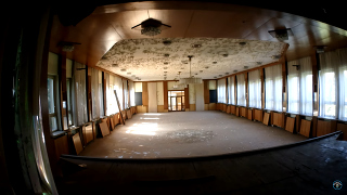 V opustenom spoločenskom dome