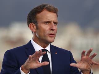 KORONAVÍRUS Francúzsky prezident vyzval